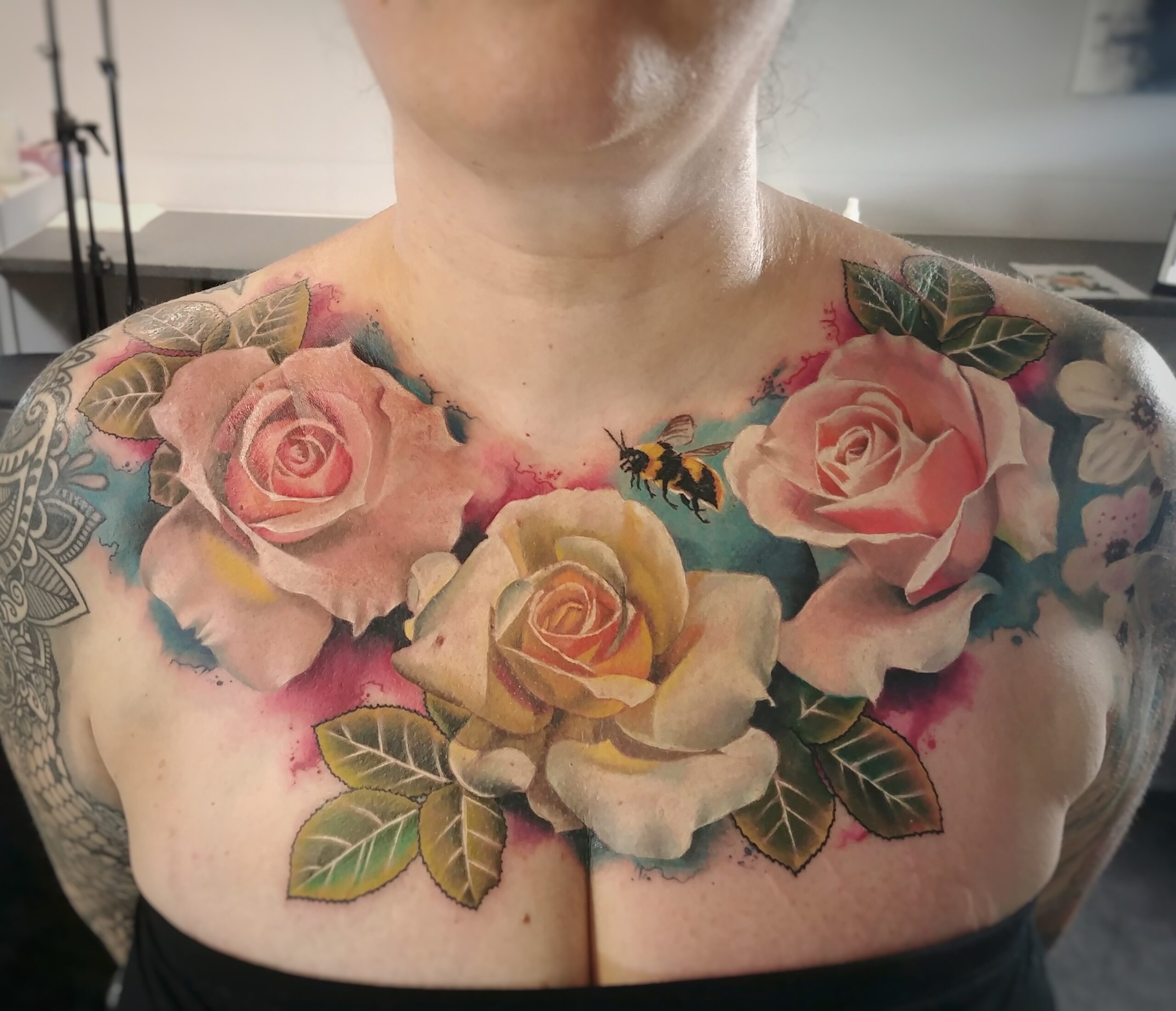 florystyczny-tattoo-klatka-piersiowa-electricsheep-szczecin